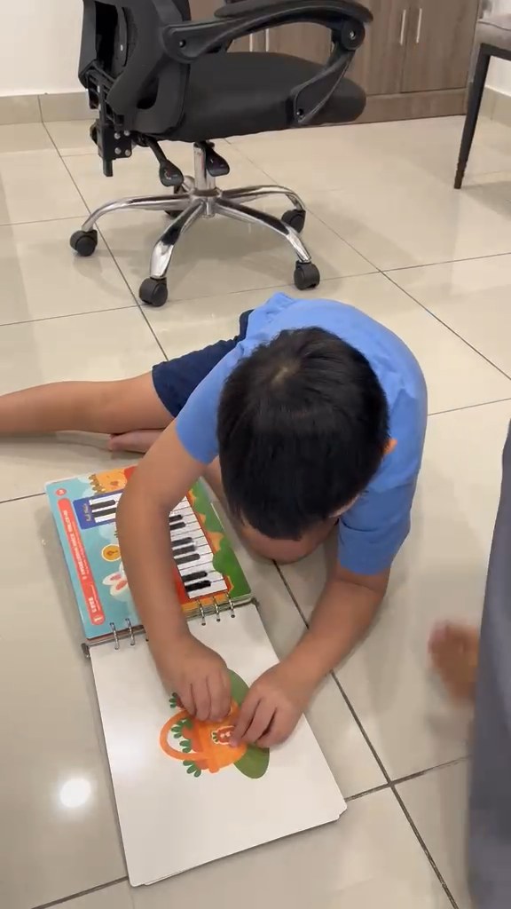 Making discoveries through a hands-on music activity.
